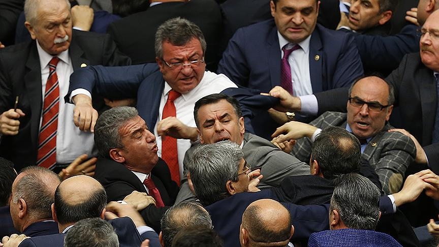 AK Parti ve CHP Arasında Anayasa Tartışması